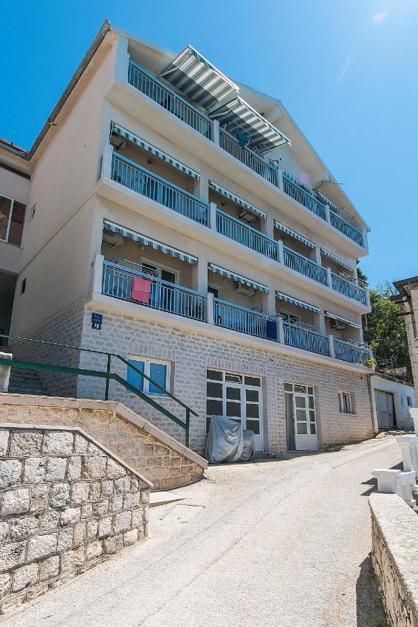 Apartments By The Sea Brist, Makarska - 15714 포도카 외부 사진